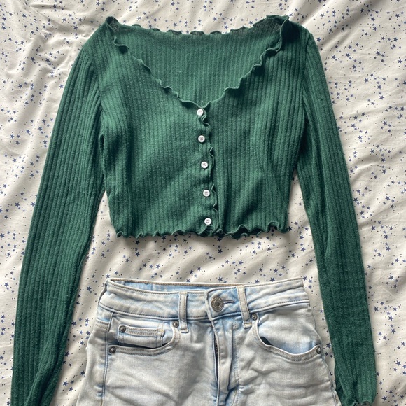 Women’s long sleeve v-neck button crop top. In great condition! - Picture 1 of 2